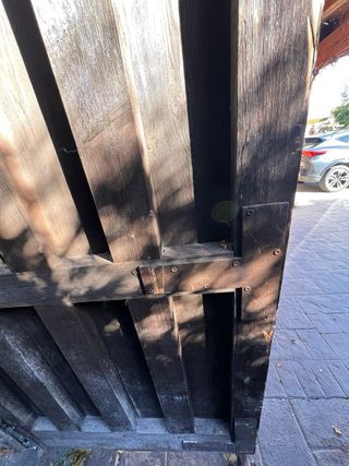 Fantástica puerta rústica madera con paso peatonal