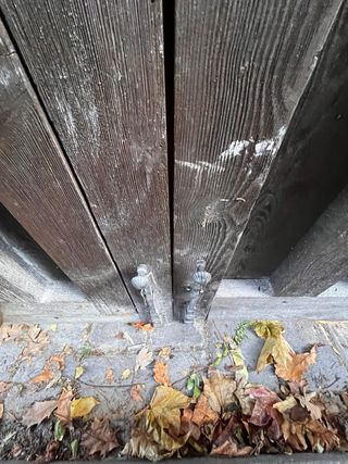 Fantástica puerta rústica madera con paso peatonal