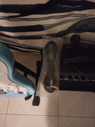 Guitarra Eléctrica Stratocaster + Amplificador