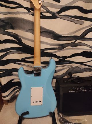 Guitarra Eléctrica Stratocaster + Amplificador