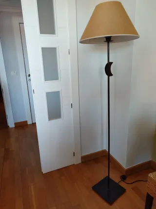 Mesa de comedor y 4 sillas de madera