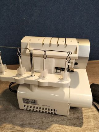 Maquina de coser overlock Singer