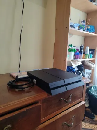 PS4 + mando (No original)+ cables + 3 juegos