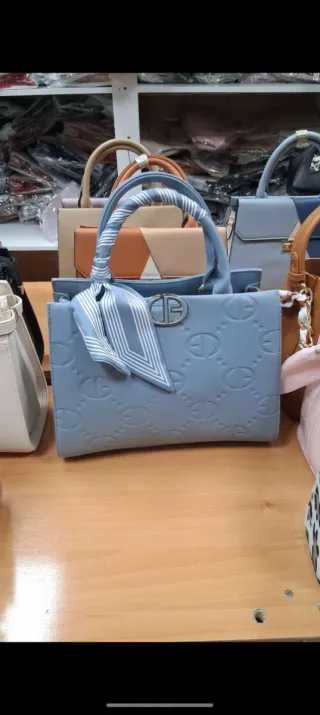 Bolso azul y beige con estampado