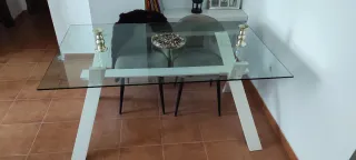 Mesa de cristal con patas blancas, el corte inglés