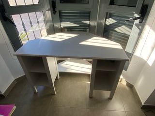 Escritorio esquinero gris y blanco