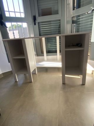 Escritorio esquinero gris y blanco