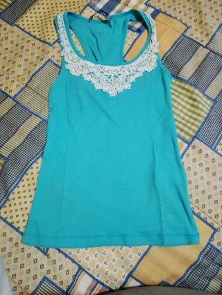 Camiseta tirantes azul con encaje blanco Talla S