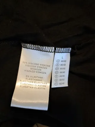 Camiseta negra hombros descubiertos manga 3/4