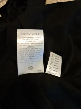 Camiseta negra hombros descubiertos manga 3/4