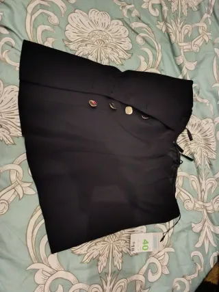 Falda negra con botones dorados