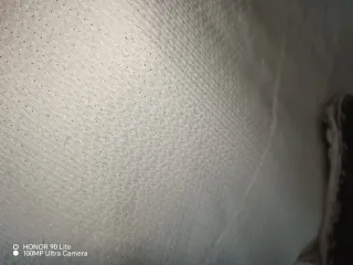 Colcha beige y marrón con estampado