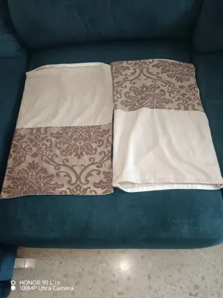 Colcha beige y marrón con estampado