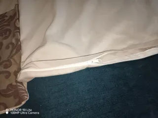 Colcha beige y marrón con estampado