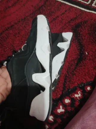 Zapatillas deportivas negras y blancas