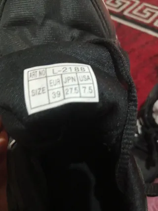 Zapatillas deportivas negras y blancas