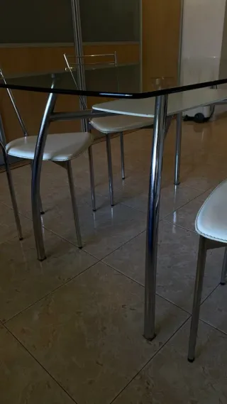 Mesa de cristal y 4 sillas