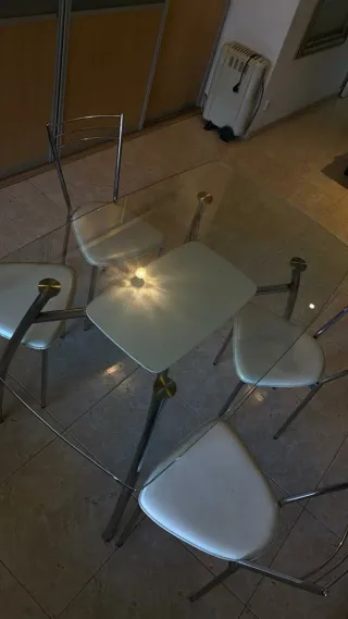 Mesa de cristal y 4 sillas