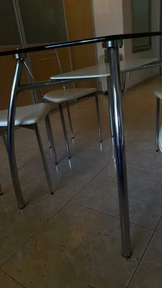 Mesa de cristal y 4 sillas