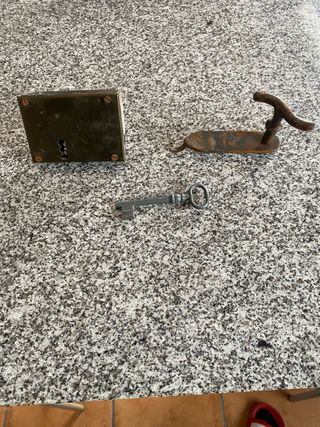 Cerradura antigua con llave y cerrojo