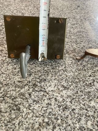 Cerradura antigua con llave y cerrojo