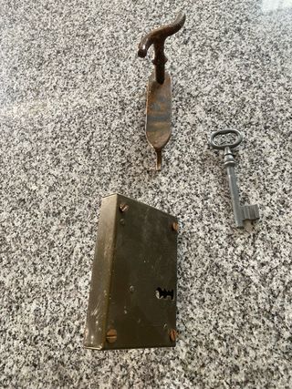 Cerradura antigua con llave y cerrojo