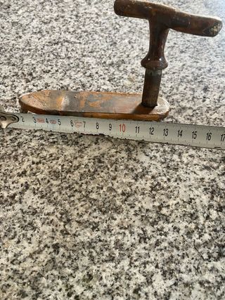 Cerradura antigua con llave y cerrojo