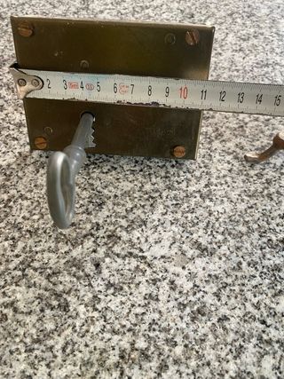 Cerradura antigua con llave y cerrojo