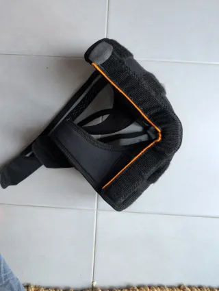 Rodillera articulada con estabilizadores laterales