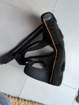 Rodillera articulada con estabilizadores laterales