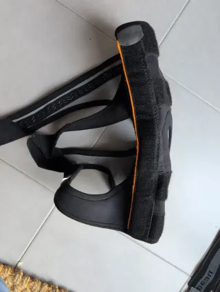 Rodillera articulada con estabilizadores laterales