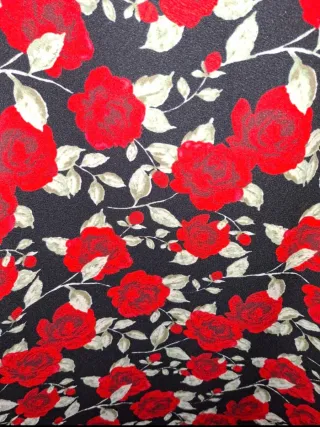 Vestido Negro con Flores Rojas