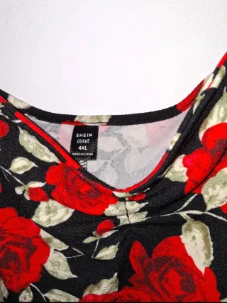 Vestido Negro con Flores Rojas