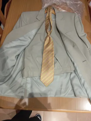 Traje de hombre beige y multicolor