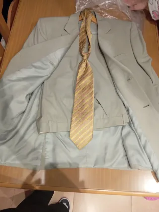 Traje de hombre beige y multicolor