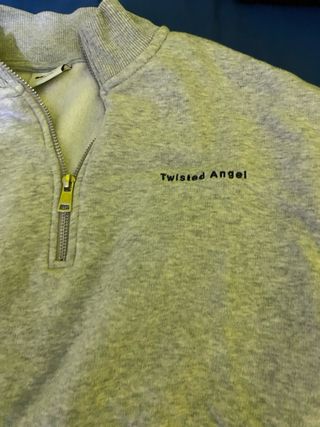 Sudadera gris con cremallera y logo