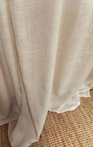 Cortinas de lino tostado.