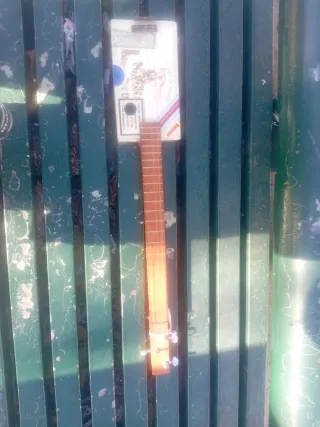 Ukelele artesanal de caja de puros