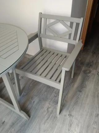 Mesa y 4 sillones de jardin.