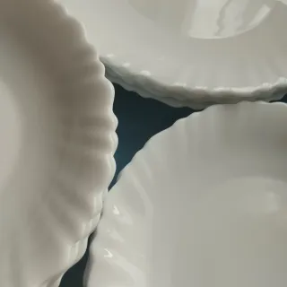 Vajilla de porcelana blanca:platos y ensaladera