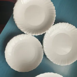 Vajilla de porcelana blanca:platos y ensaladera