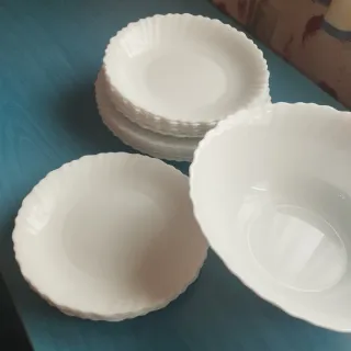 Vajilla de porcelana blanca:platos y ensaladera