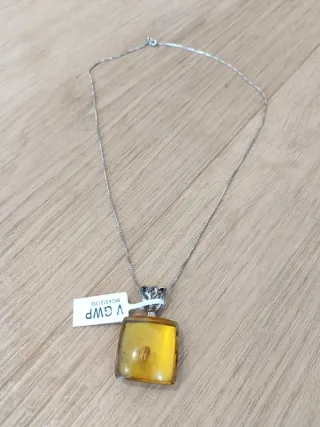 Cadena con colgante de ambar
