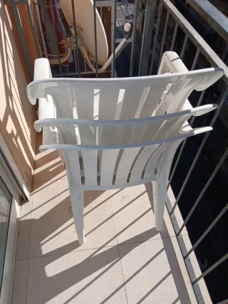 Sillas de plástico apilables (3 unidades)