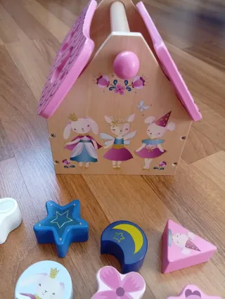 Casita de madera con piezas para encajar