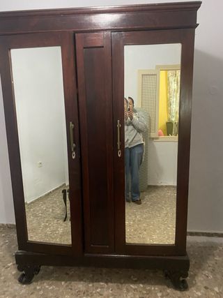 Armario de madera marrón