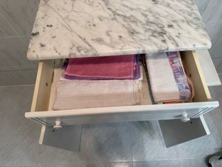 Mueble baño mármol y taburete