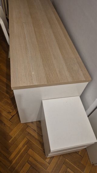 Scrivania in legno con cassetti bianchi