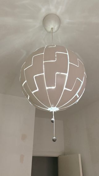 Lámpara de techo esférica blanca