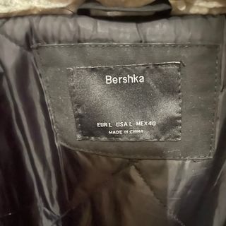 Chaqueta Bershka Negra con Cuello Borreguito